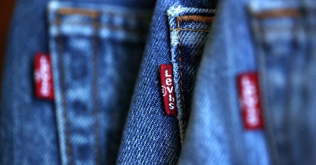 Levi Strauss fa causa a Cucinelli per l etichetta rettangolare sui